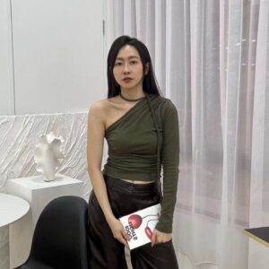 斜肩半长袖辫绳上衣