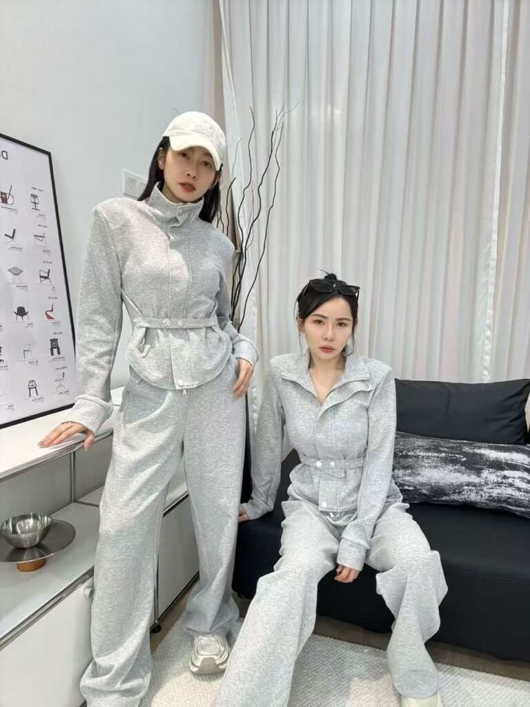灰色套装2人照